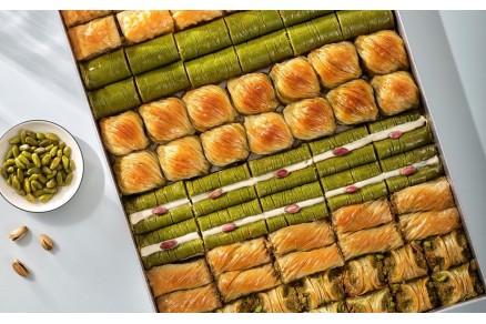 baklava tepsisi üzerinde taze baklava, alüminyum baklava tepsisi üretimi, tek kullanımlık baklava tepsisi toplu üretim, pastane için baklava tepsisi çeşitleri, baklavacı tepsileri ve tatlı sunumu, hijyenik baklava tepsisi paketleri, endüstriyel baklava te